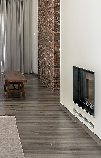 Dunkler Designbelag in moderner Wohnung