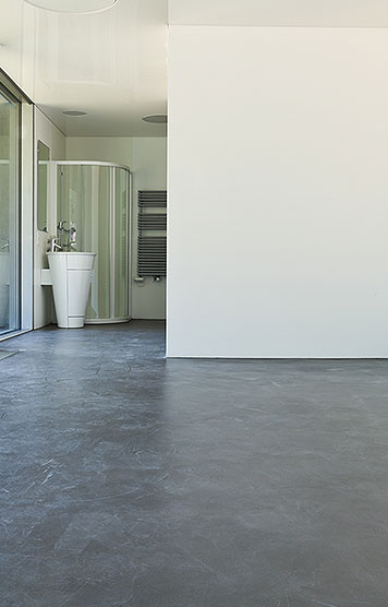 Großer mit Mikrozement verlegter Boden