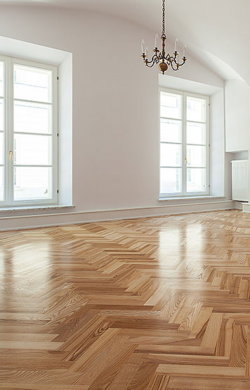 Parkett mit Fischgrätenmuster in großem hellen Raum