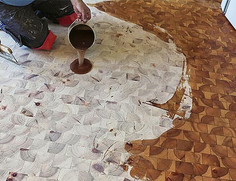 Parkett wird für Sanierung geölt