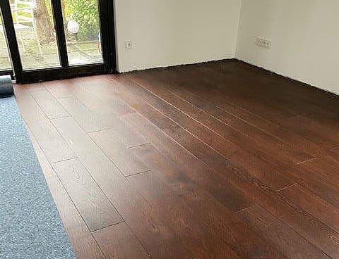 Neu verlegtes dunkles Parkett