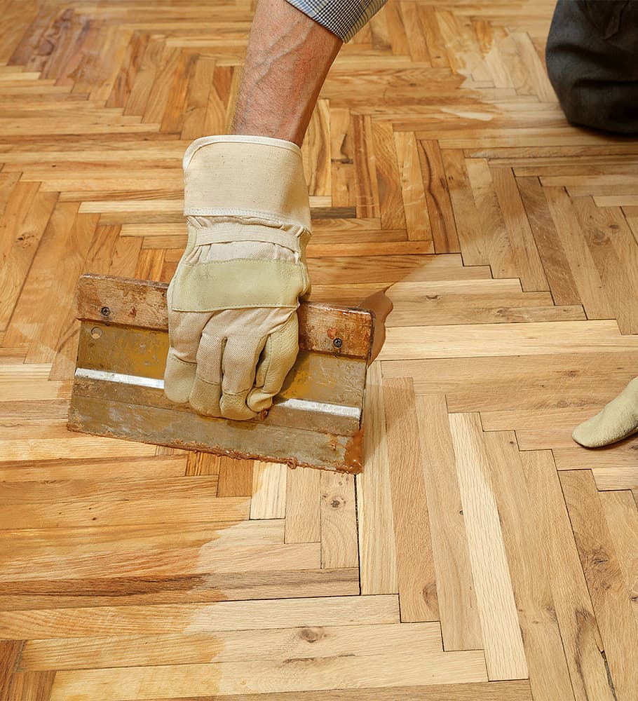 Parkett wird für Sanierung geölt Parkett wird für Sanierung geölt